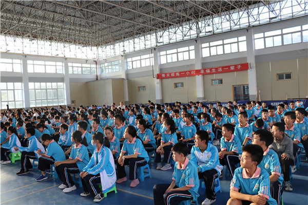 学生认真听会_副本.jpg